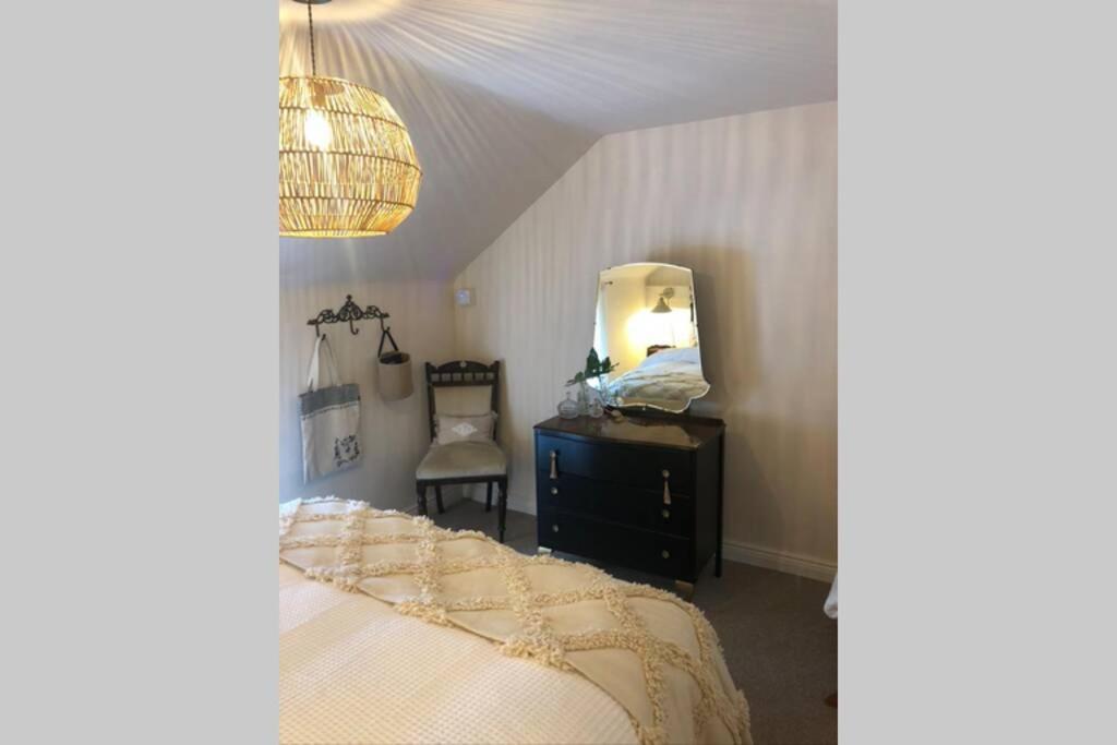 The Pink Cottage Upstairs Suite & Garden Summer Room Whitehead Extérieur photo