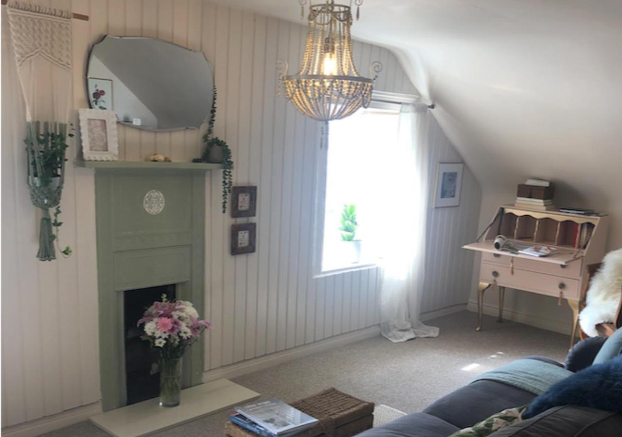 The Pink Cottage Upstairs Suite & Garden Summer Room Whitehead Extérieur photo