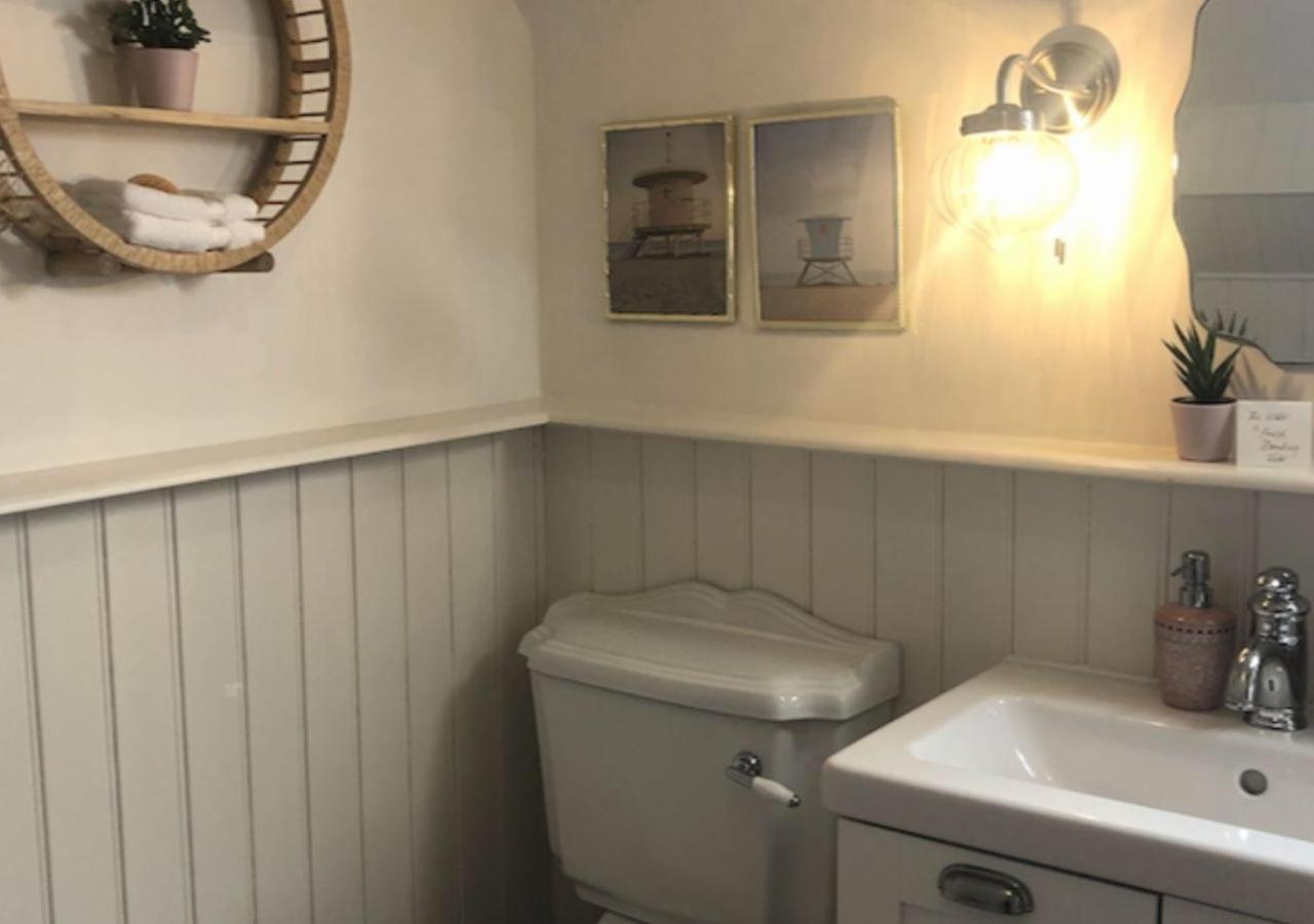 The Pink Cottage Upstairs Suite & Garden Summer Room Whitehead Extérieur photo