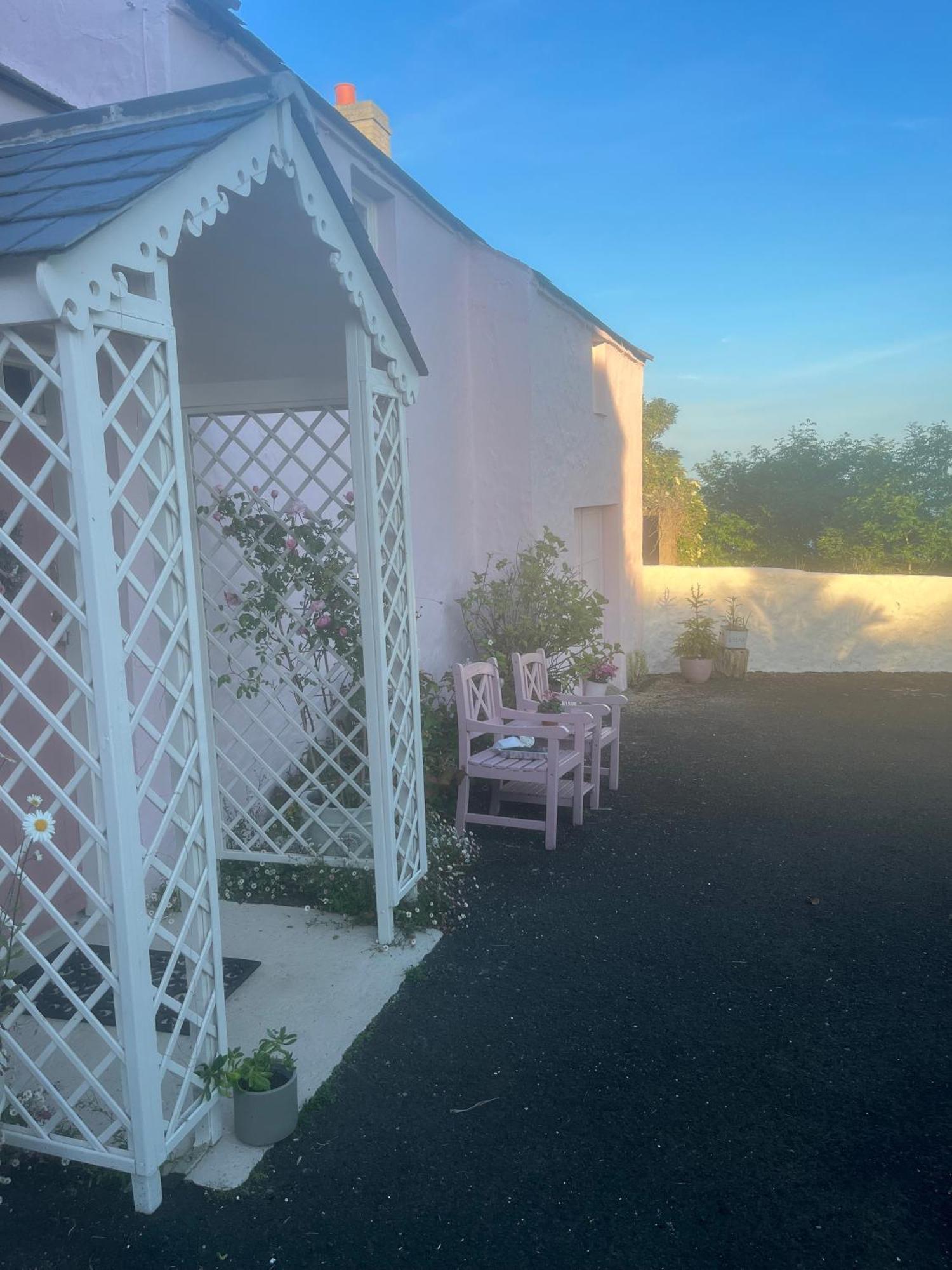 The Pink Cottage Upstairs Suite & Garden Summer Room Whitehead Extérieur photo