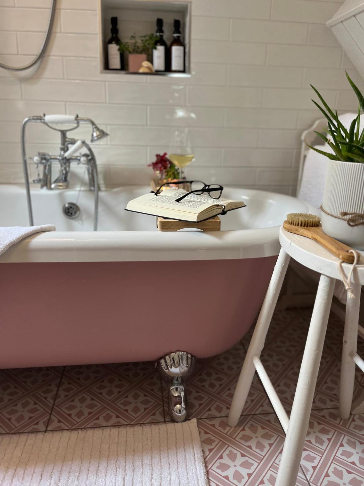The Pink Cottage Upstairs Suite & Garden Summer Room Whitehead Extérieur photo